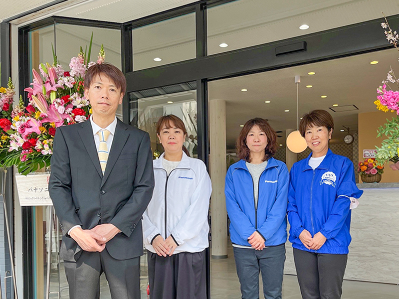 スタッフの集合写真